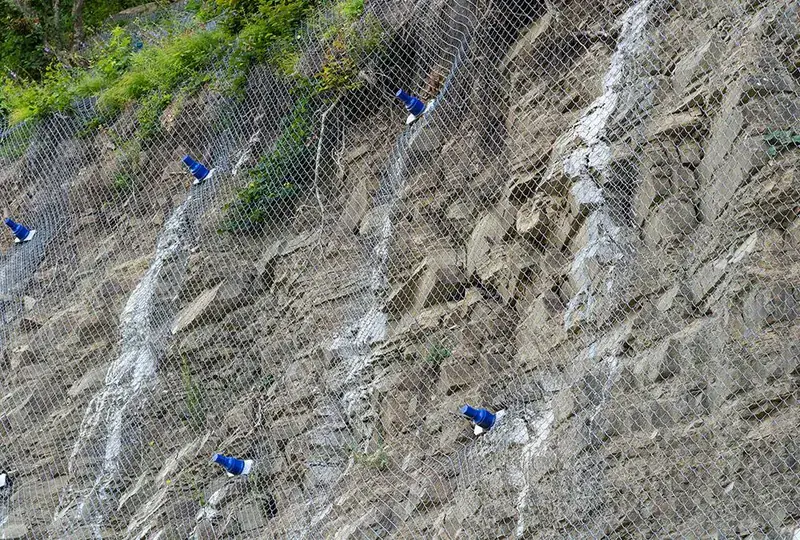 Gravity vs. Reinforced Walls — Strong Landscape